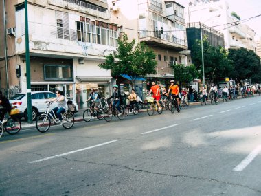 Tel Aviv İsrail 03 Aralık 2018 David Ben Gurion Road, Tel Aviv öğleden sonra sürüş bir bisiklet ile bilinmeyen İsrail halkının görünümü