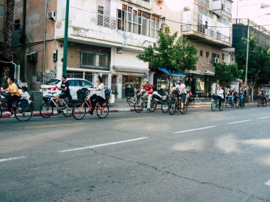 Tel Aviv İsrail 03 Aralık 2018 David Ben Gurion Road, Tel Aviv öğleden sonra sürüş bir bisiklet ile bilinmeyen İsrail halkının görünümü