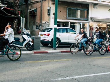 Tel Aviv İsrail 03 Aralık 2018 David Ben Gurion Road, Tel Aviv öğleden sonra sürüş bir bisiklet ile bilinmeyen İsrail halkının görünümü
