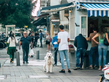 Tel Aviv İsrail 06 Aralık 2018 David Ben Gurion Road, Tel Aviv öğleden sonra bilinmeyen İsrail insanlar görünümünü