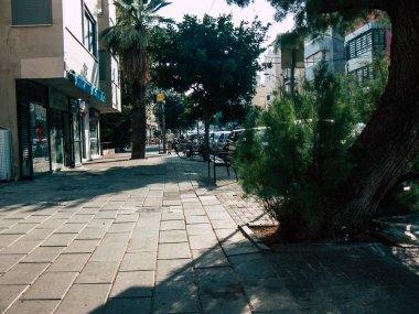 Tel Aviv İsrail 06 Aralık 2018 David Ben Gurion Road, Tel Aviv öğleden sonra bilinmeyen İsrail insanlar görünümünü