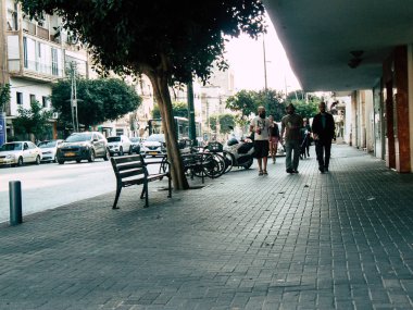 Tel Aviv İsrail 06 Aralık 2018 David Ben Gurion Road, Tel Aviv öğleden sonra bilinmeyen İsrail insanlar görünümünü