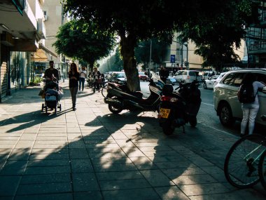 Tel Aviv İsrail 06 Aralık 2018 David Ben Gurion Road, Tel Aviv öğleden sonra bilinmeyen İsrail insanlar görünümünü
