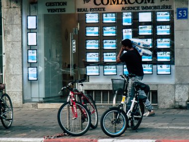 Tel Aviv İsrail 06 Aralık 2018 David Ben Gurion Road, Tel Aviv öğleden sonra bilinmeyen İsrail insanlar görünümünü