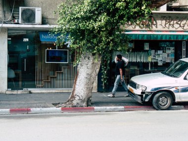 Tel Aviv İsrail 06 Aralık 2018 David Ben Gurion Road, Tel Aviv öğleden sonra bilinmeyen İsrail insanlar görünümünü