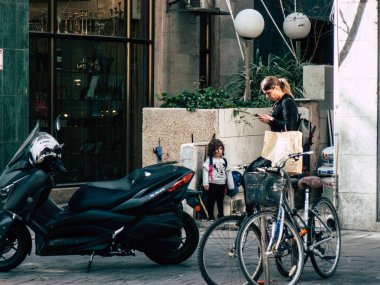 Tel Aviv İsrail 06 Aralık 2018 David Ben Gurion Road, Tel Aviv öğleden sonra bilinmeyen İsrail insanlar görünümünü
