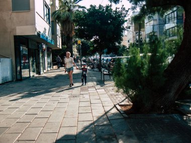 Tel Aviv İsrail 06 Aralık 2018 David Ben Gurion Road, Tel Aviv öğleden sonra bilinmeyen İsrail insanlar görünümünü