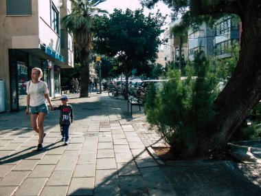 Tel Aviv İsrail 06 Aralık 2018 David Ben Gurion Road, Tel Aviv öğleden sonra bilinmeyen İsrail insanlar görünümünü