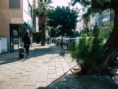 Tel Aviv İsrail 06 Aralık 2018 David Ben Gurion Road, Tel Aviv öğleden sonra bilinmeyen İsrail insanlar görünümünü