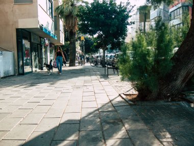 Tel Aviv İsrail 06 Aralık 2018 David Ben Gurion Road, Tel Aviv öğleden sonra bilinmeyen İsrail insanlar görünümünü
