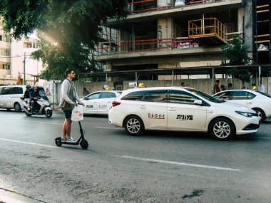 Tel Aviv İsrail 03 Aralık 2018 bilinmeyen İsrail kişinin görünümü elektrikli scooter sabah Tel Aviv Merkezi üzerinde