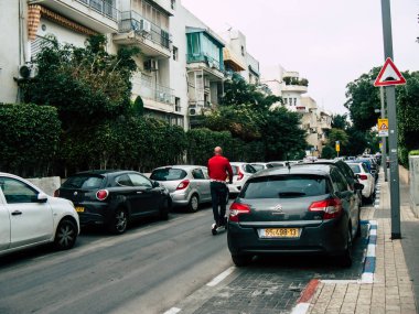 Tel Aviv İsrail 03 Aralık 2018 bilinmeyen İsrail kişinin görünümü elektrikli scooter sabah Tel Aviv Merkezi üzerinde