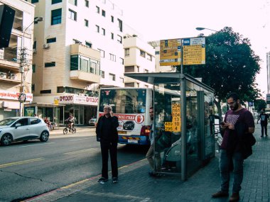 Tel Aviv İsrail 03 Aralık 2018 bilinmeyen İsrail insanlar otobüs görünümünü standı Tel Aviv sokaklarında öğleden sonra