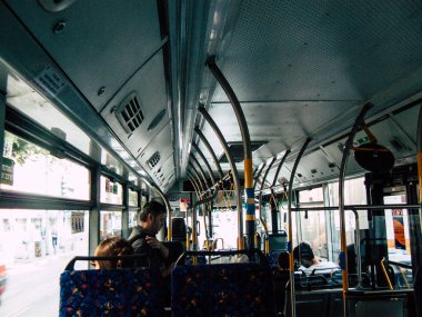 Tel Aviv İsrail 04 Aralık 2018 bilinmeyen İsrail insanlar öğleden sonra toplu taşımayla Tel Aviv city seyahat görünümünü