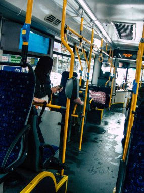 Tel Aviv İsrail 04 Aralık 2018 bilinmeyen İsrail insanlar öğleden sonra toplu taşımayla Tel Aviv city seyahat görünümünü