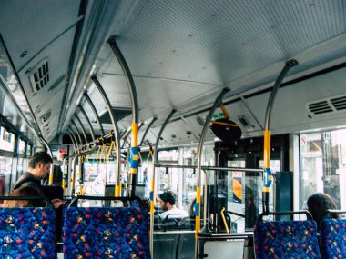 Tel Aviv İsrail 04 Aralık 2018 bilinmeyen İsrail insanlar öğleden sonra toplu taşımayla Tel Aviv city seyahat görünümünü