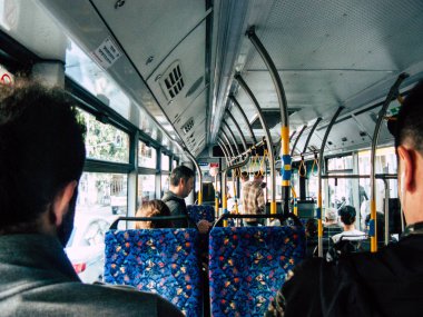 Tel Aviv İsrail 04 Aralık 2018 bilinmeyen İsrail insanlar öğleden sonra toplu taşımayla Tel Aviv city seyahat görünümünü