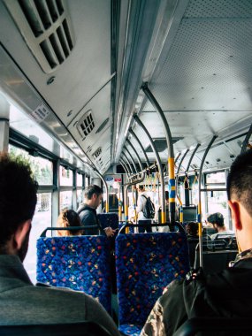 Tel Aviv İsrail 04 Aralık 2018 bilinmeyen İsrail insanlar öğleden sonra toplu taşımayla Tel Aviv city seyahat görünümünü