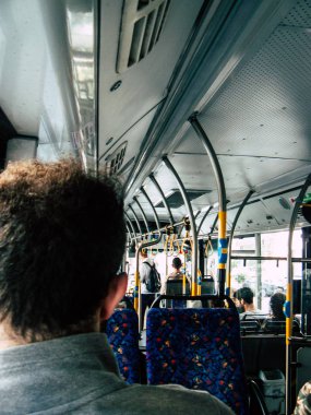 Tel Aviv İsrail 04 Aralık 2018 bilinmeyen İsrail insanlar öğleden sonra toplu taşımayla Tel Aviv city seyahat görünümünü