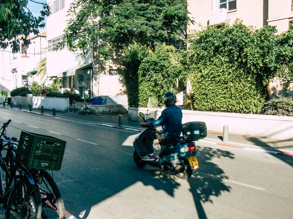 イスラエル テルアビブ 2018 日午後にテル アビブの路上でスクーターを運転未知のイスラエルの人々 のビュー — ストック写真