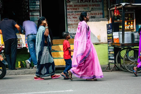 Varanasi Índia Novembro 2018 Vista Povo Indiano Desconhecido Andando Nas — Fotografia de Stock