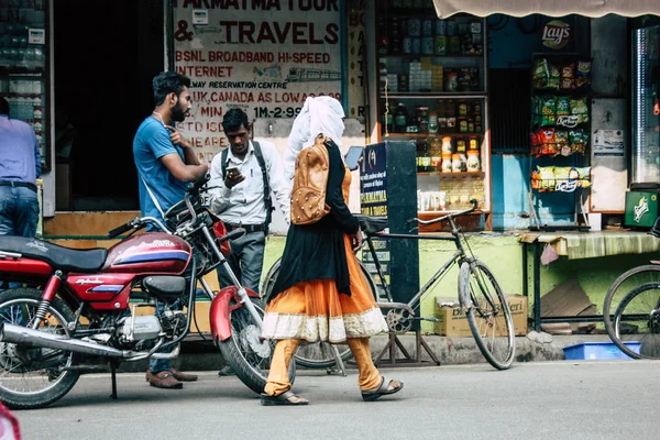 Varanasi Índia Novembro 2018 Vista Povo Indiano Desconhecido Andando Nas — Fotografia de Stock