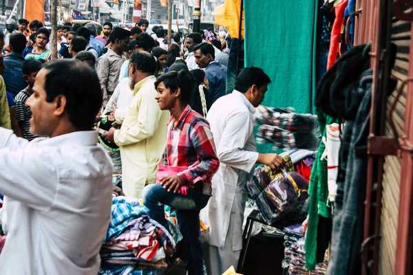 Varanasi Índia Novembro 2018 Vista Pessoas Desconhecidas Indianas Comprando Roupas — Fotografia de Stock