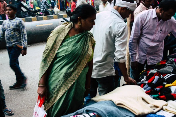 Varanasi Índia Novembro 2018 Vista Pessoas Desconhecidas Indianas Comprando Roupas — Fotografia de Stock