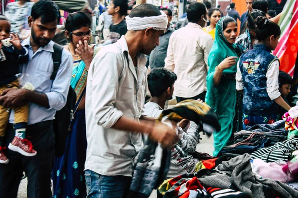 Varanasi Índia Novembro 2018 Vista Pessoas Desconhecidas Indianas Comprando Roupas — Fotografia de Stock