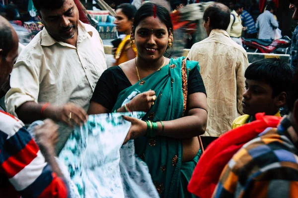 Varanasi India Noviembre 2018 Vista Incógnitas Indígenas Comprando Ropa Las — Foto de Stock