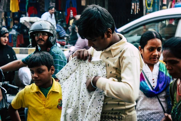 Varanasi Índia Novembro 2018 Vista Pessoas Desconhecidas Indianas Comprando Roupas — Fotografia de Stock