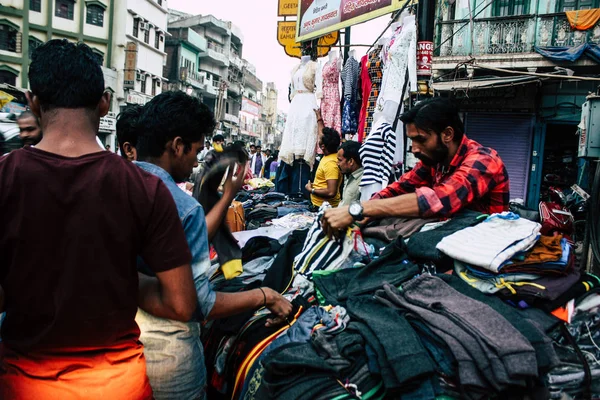 Varanasi Índia Novembro 2018 Vista Pessoas Desconhecidas Indianas Comprando Roupas — Fotografia de Stock