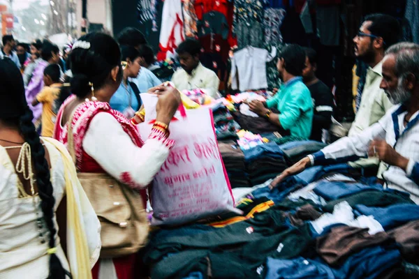 Varanasi Índia Novembro 2018 Vista Pessoas Desconhecidas Indianas Comprando Roupas — Fotografia de Stock