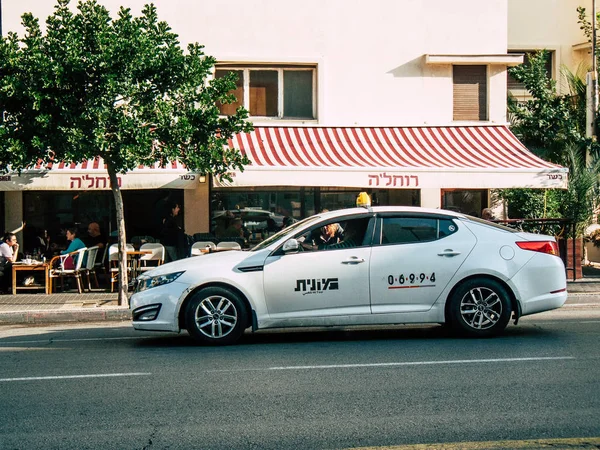 Tel Aviv İsrail 03 Aralık 2018 Tel Aviv sokaklarında öğleden sonra haddeleme geleneksel İsrail taksi görünümünü