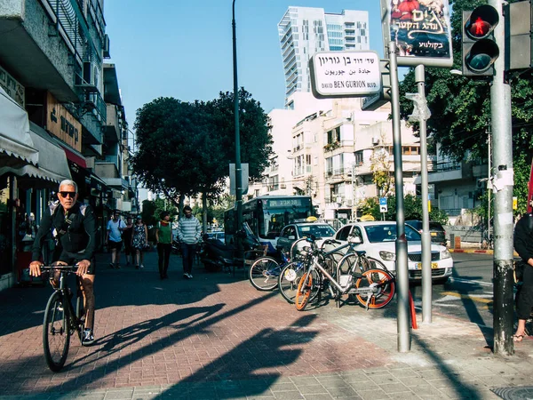 イスラエル テルアビブ 2018 日午後にテル アビブのデイヴィッドベン Gurion 道路で運転自転車で不明なイスラエルの人々 のビュー — ストック写真
