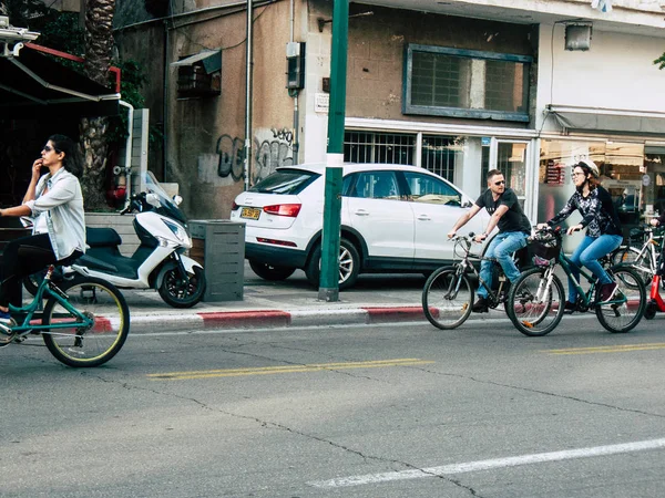 Tel Aviv İsrail 03 Aralık 2018 David Ben Gurion Road, Tel Aviv öğleden sonra sürüş bir bisiklet ile bilinmeyen İsrail halkının görünümü