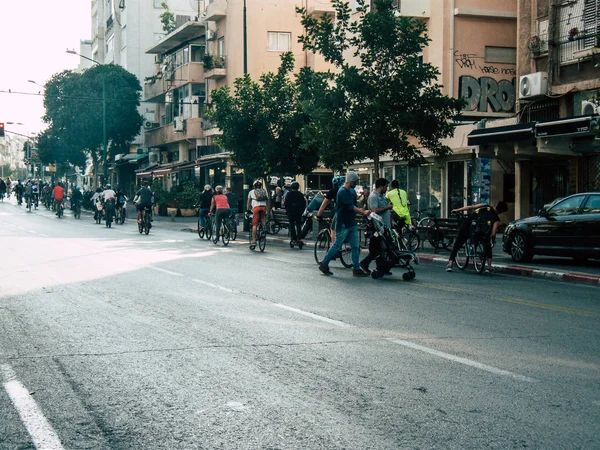 Tel Aviv İsrail 03 Aralık 2018 David Ben Gurion Road, Tel Aviv öğleden sonra sürüş bir bisiklet ile bilinmeyen İsrail halkının görünümü