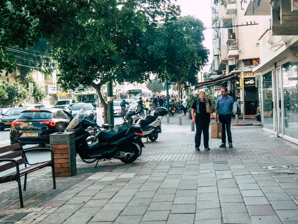 Tel Aviv İsrail 06 Aralık 2018 David Ben Gurion Road, Tel Aviv öğleden sonra bilinmeyen İsrail insanlar görünümünü