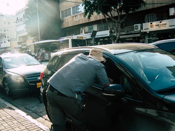 Tel Aviv İsrail 06 Aralık 2018 David Ben Gurion Road, Tel Aviv öğleden sonra bilinmeyen İsrail insanlar görünümünü
