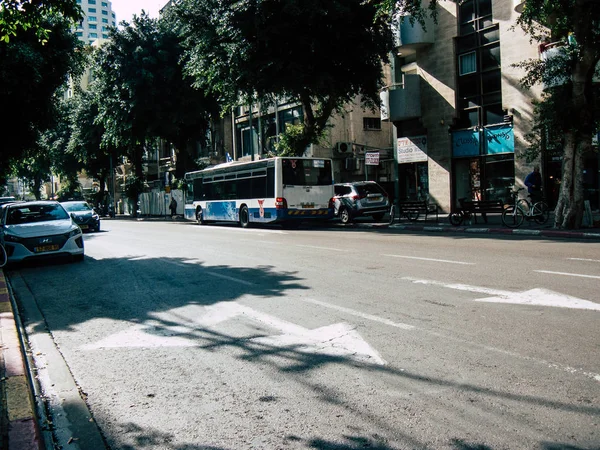 Tel Aviv İsrail 03 Aralık 2018 sokaklarda öğleden sonra Rating dolaşımda Tel Aviv otobüs bir klasik İsrail şehir görünümünü