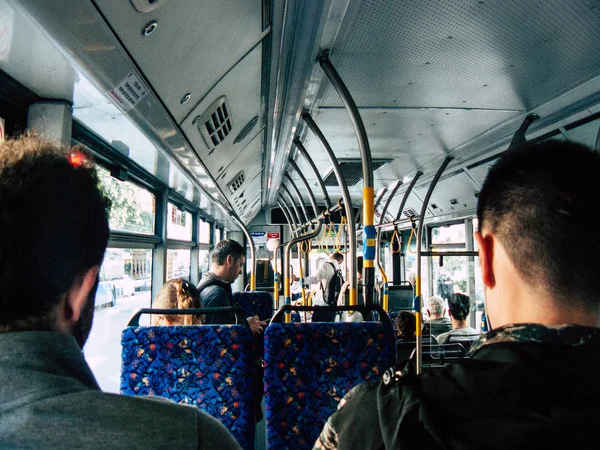 Tel Aviv İsrail 04 Aralık 2018 bilinmeyen İsrail insanlar öğleden sonra toplu taşımayla Tel Aviv city seyahat görünümünü