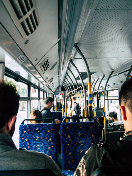 Tel Aviv İsrail 04 Aralık 2018 bilinmeyen İsrail insanlar öğleden sonra toplu taşımayla Tel Aviv city seyahat görünümünü