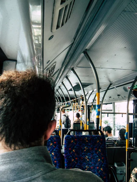 Tel Aviv İsrail 04 Aralık 2018 bilinmeyen İsrail insanlar öğleden sonra toplu taşımayla Tel Aviv city seyahat görünümünü