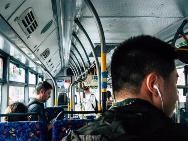 Tel Aviv İsrail 04 Aralık 2018 bilinmeyen İsrail insanlar öğleden sonra toplu taşımayla Tel Aviv city seyahat görünümünü