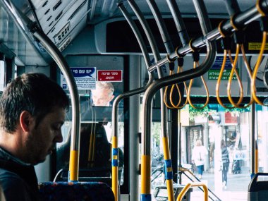 Tel Aviv İsrail 04 Aralık 2018 bilinmeyen İsrail insanlar öğleden sonra toplu taşımayla Tel Aviv city seyahat görünümünü