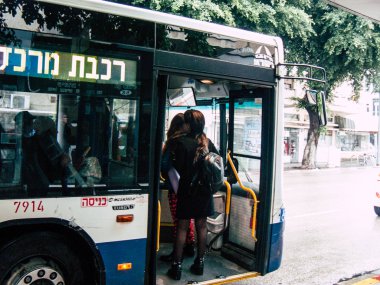 Tel Aviv İsrail 04 Aralık 2018 bilinmeyen İsrail insanlar öğleden sonra toplu taşımayla Tel Aviv city seyahat görünümünü