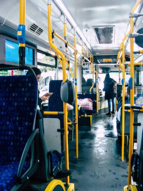 Tel Aviv İsrail 04 Aralık 2018 bilinmeyen İsrail insanlar öğleden sonra toplu taşımayla Tel Aviv city seyahat görünümünü