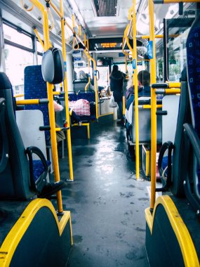 Tel Aviv İsrail 04 Aralık 2018 bilinmeyen İsrail insanlar öğleden sonra toplu taşımayla Tel Aviv city seyahat görünümünü