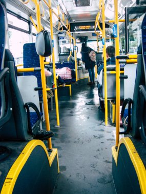 Tel Aviv İsrail 04 Aralık 2018 bilinmeyen İsrail insanlar öğleden sonra toplu taşımayla Tel Aviv city seyahat görünümünü