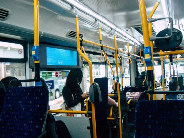 Tel Aviv İsrail 04 Aralık 2018 bilinmeyen İsrail insanlar öğleden sonra toplu taşımayla Tel Aviv city seyahat görünümünü